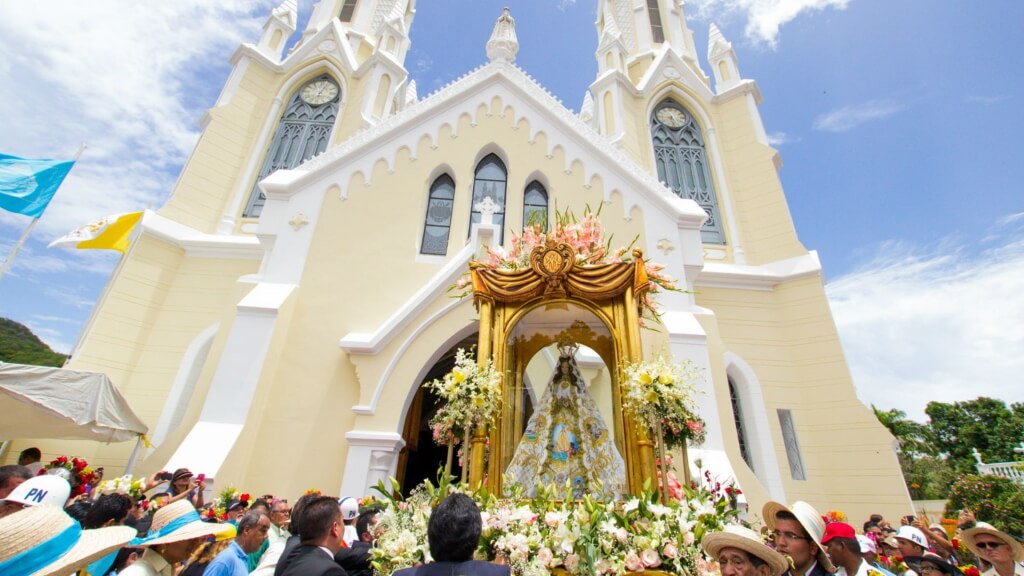 Every September 8 its ephemerides are celebrated, a day when thousands and thousands of pilgrims, tourists, margariteñas and people of Venezuela in general visit the majestic and imposing sanctuary, located in the Valley of the Holy Spirit, on the island of Margarita (Basílica menor de Nuestra Señora del Valle), near Porlamar