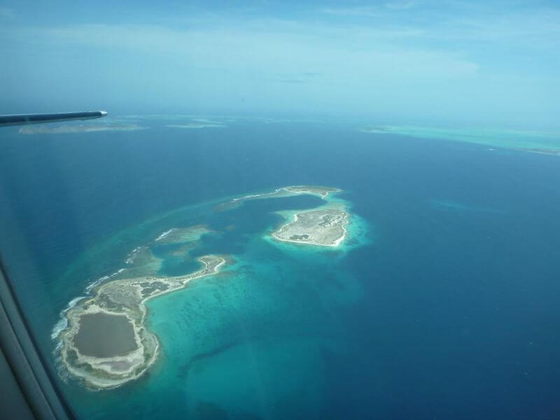 Visto dall'aereo: arrivando al paradiso: Los Roques - Posada Macondo - Vacanze al mare - Prezzi di viaggi ai Caraibi - Visita Francisqui